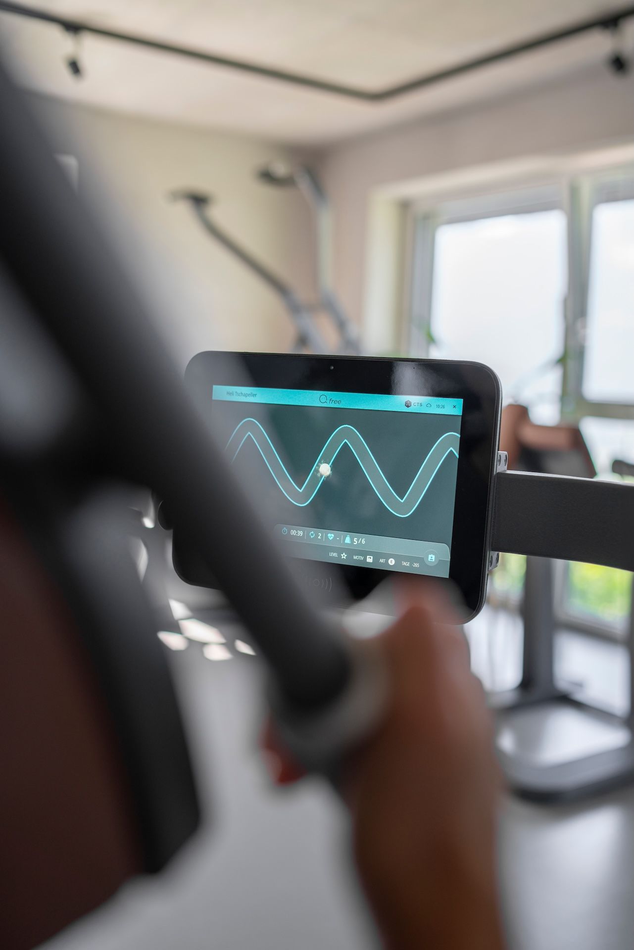 Detailaufnahme eines digitalen Trainingsgeräts im Helios Studio mit KI-gestützter Trainingssteuerung.