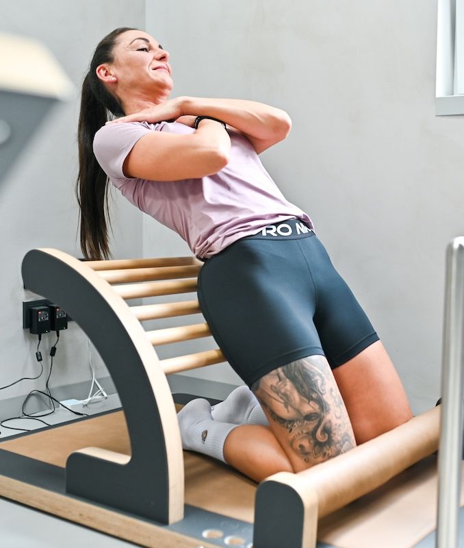 Frau beim Core-Training auf Holzgerät