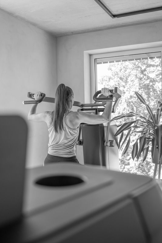 Frau beim Rückentraining