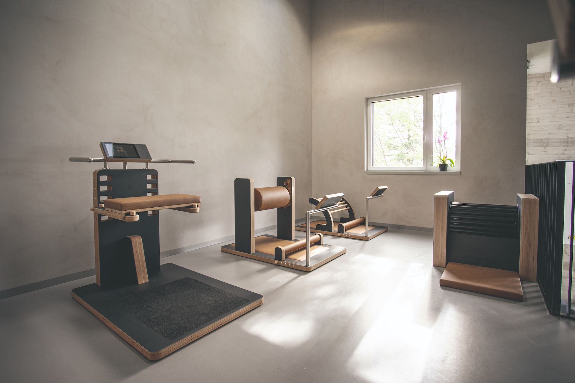 Raum mit Holztrainingsgeräten