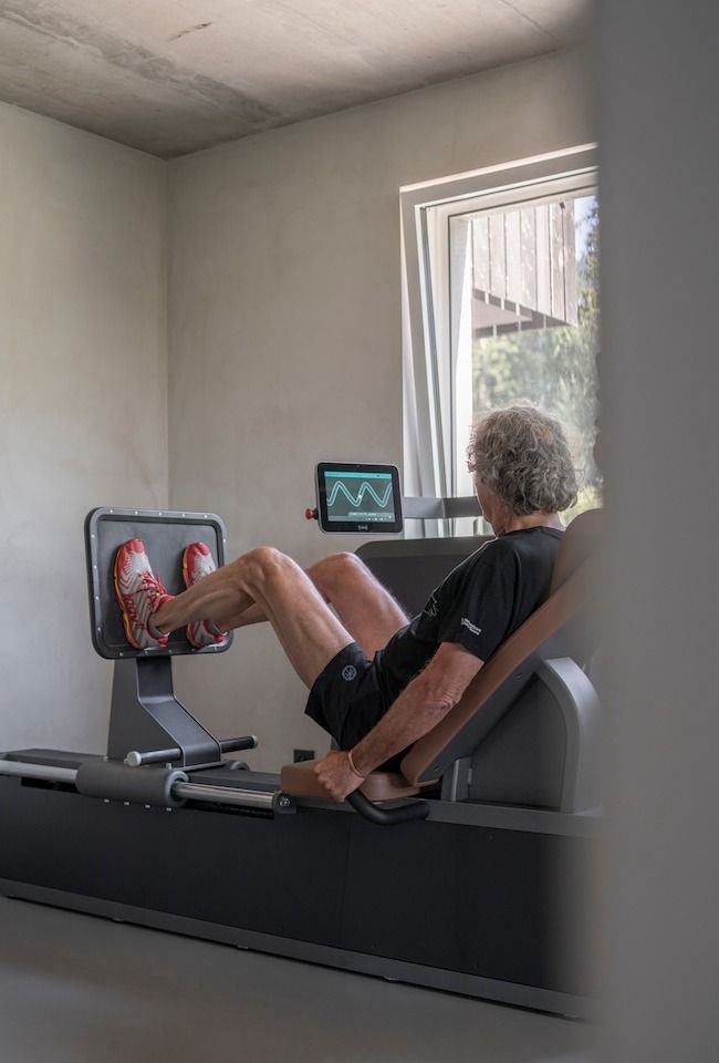 Individuelles Krafttraining im Helios Studio mit moderner Beinpressen-Technologie und digitaler Trainingsanalyse.