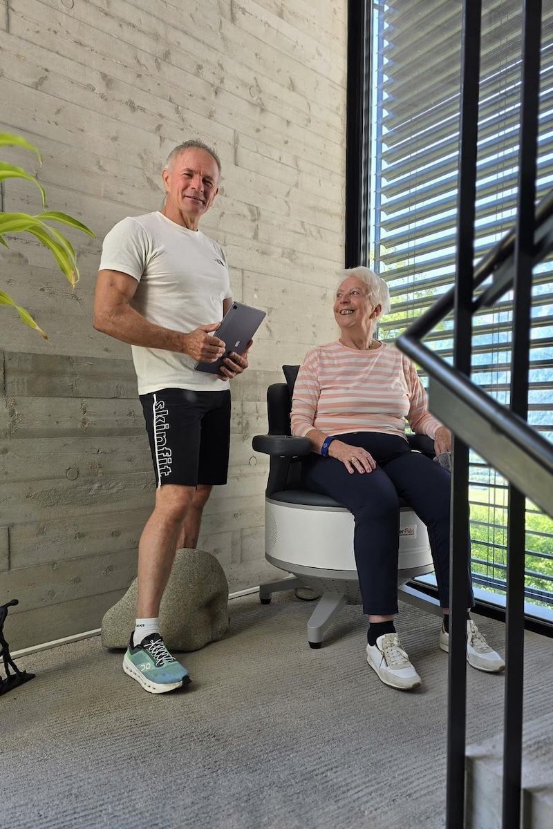 Trainer mit Frau auf dem Beckenbodenstuhl