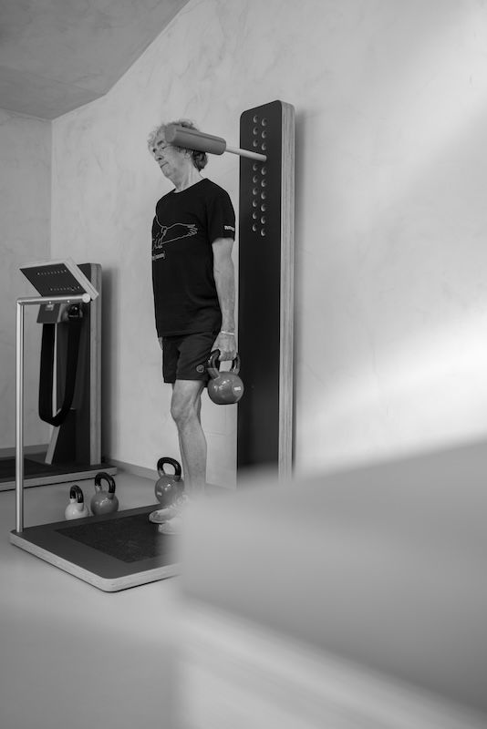 Mann mit Kettlebell beim Haltungstraining