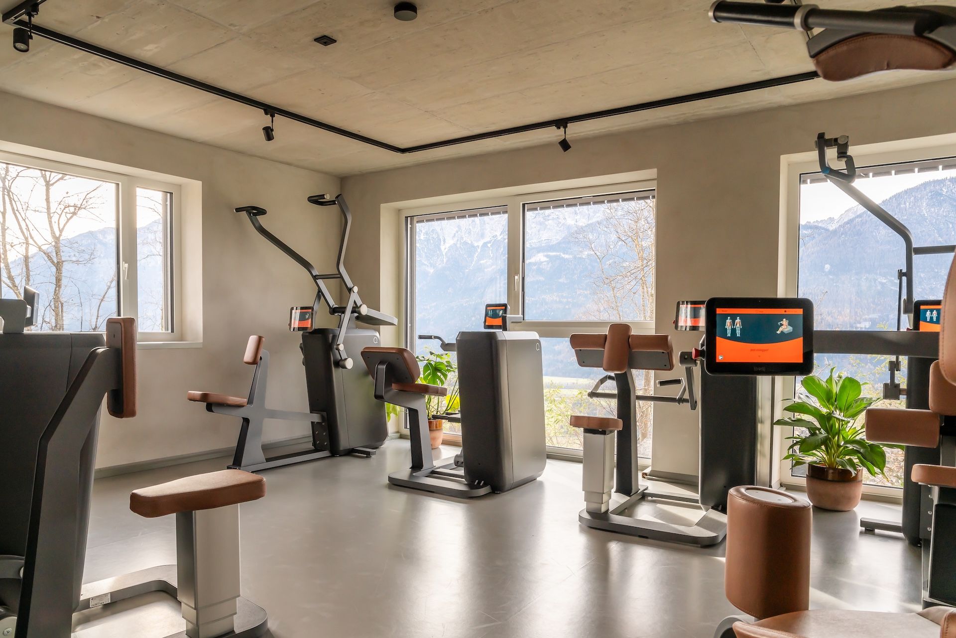 Verschiedene Geräte im Fitnessstudio 