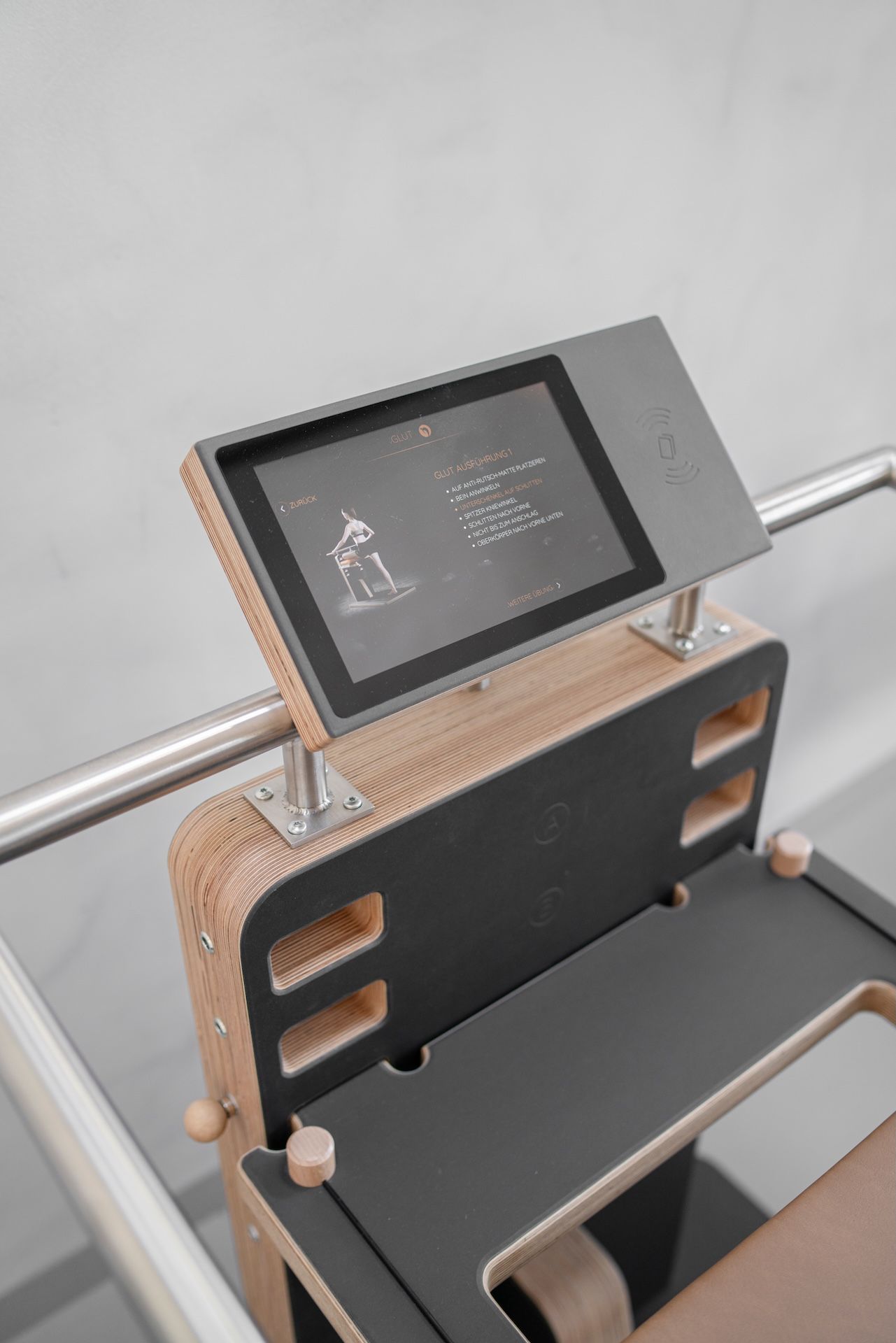 Detail eines modernen Holztrainers mit Display